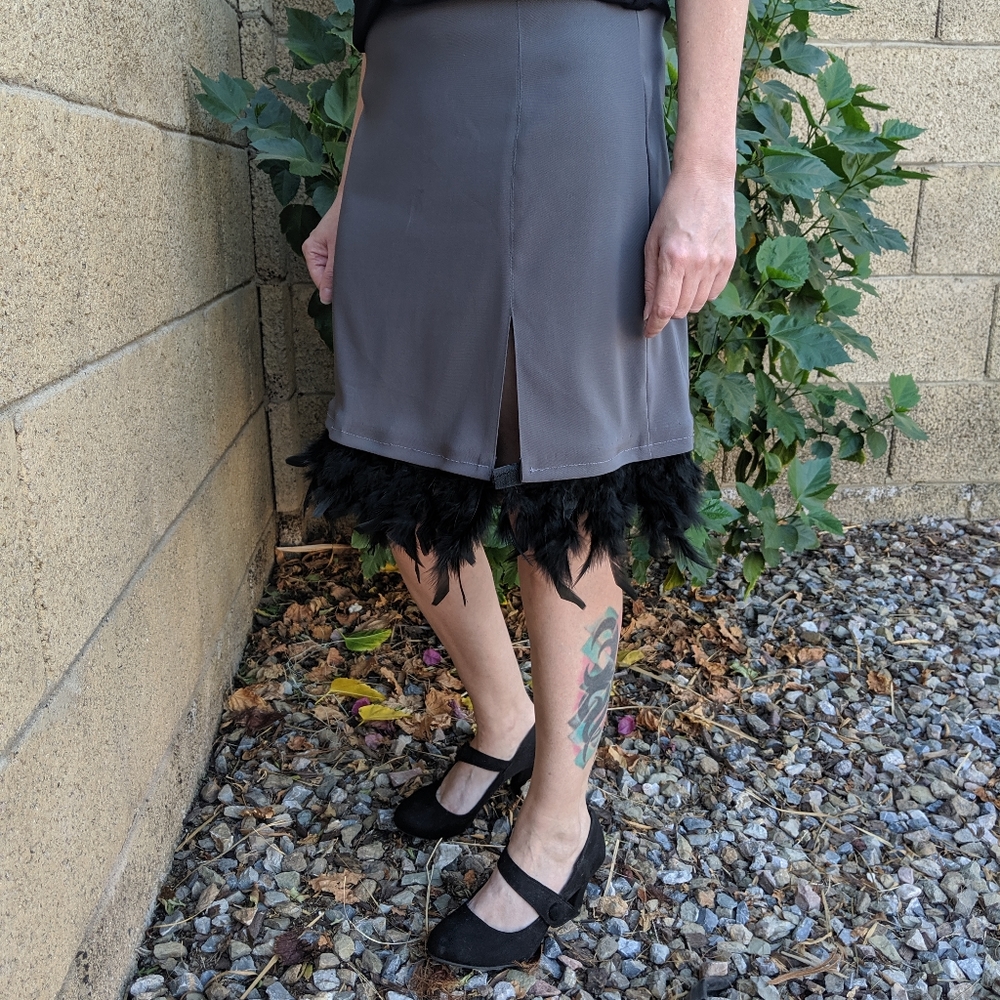 Women's feather trimmed skirt. - Picture 2 of 4